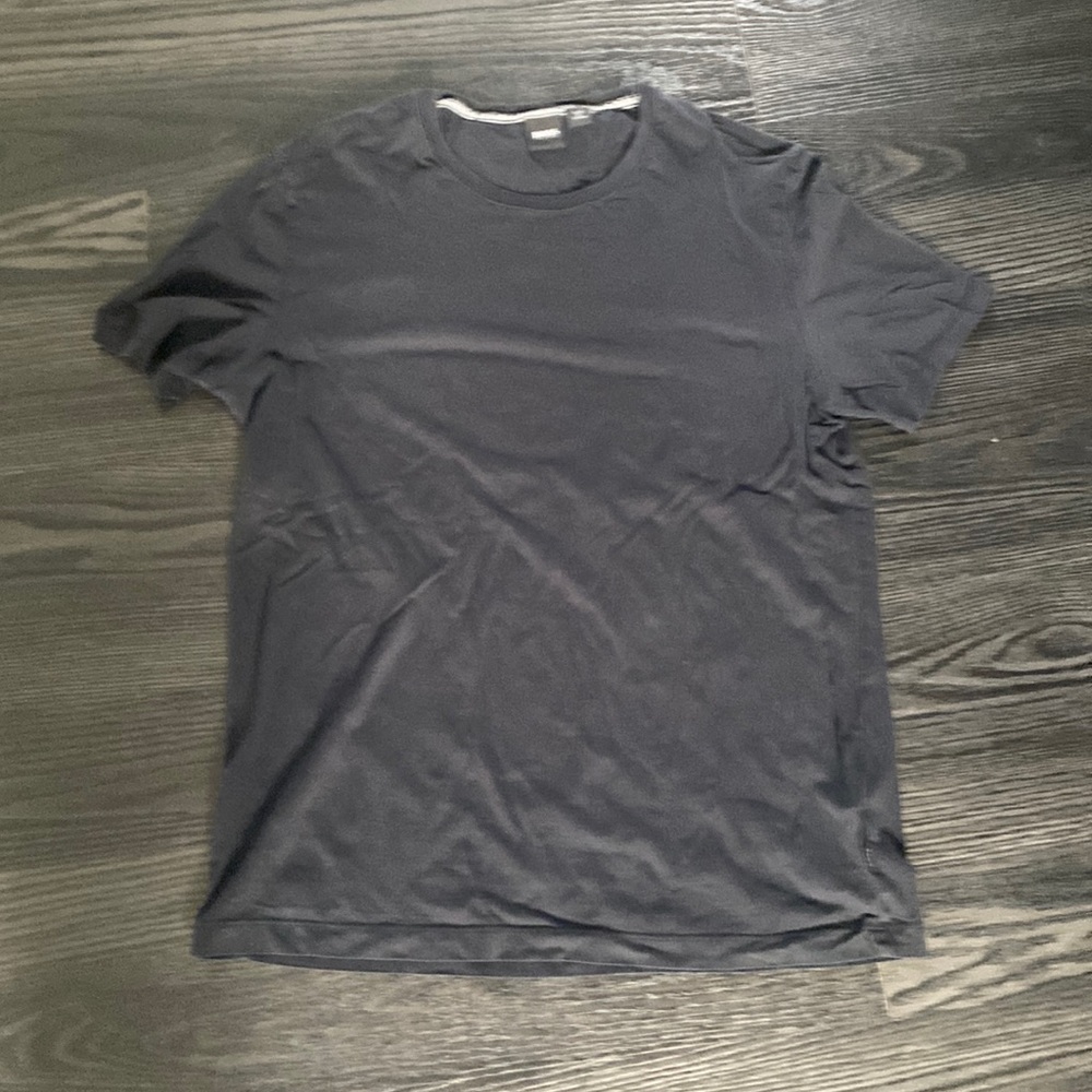 HUGO BOSS T SHIRT SIZE LARGE
